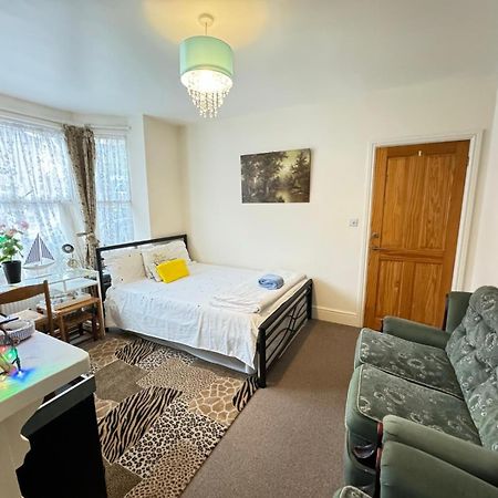 Big Private Room In Town Centre Eastleigh Exterior foto